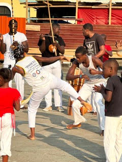 Demonstração de capoeira em grupo